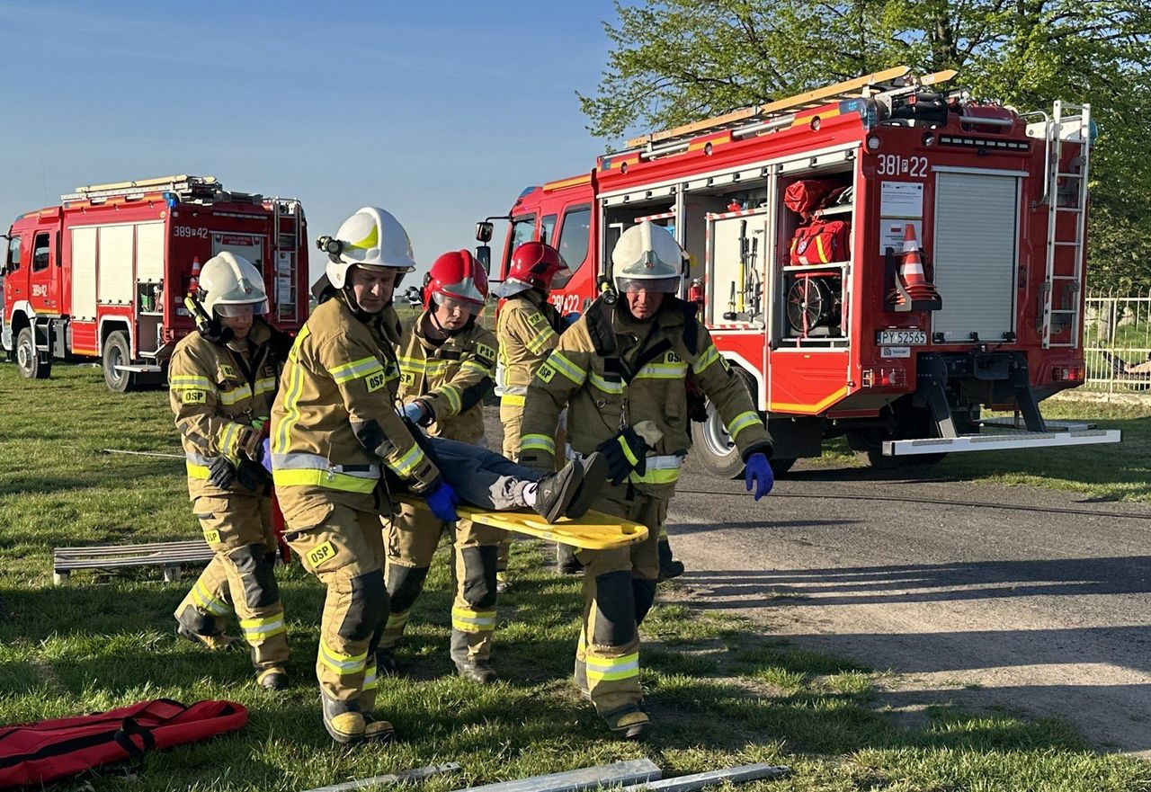 Strażacy i ratownicy medyczni brali udział w akcji na lotnisku w Lesznie. Ćwiczyli czarny scenariusz dla Antidotum Airshow 2025