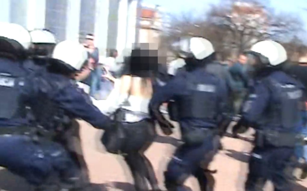 Głogów. Policjant powalił protestującą na chodnik. Kontrowersyjna interwencja