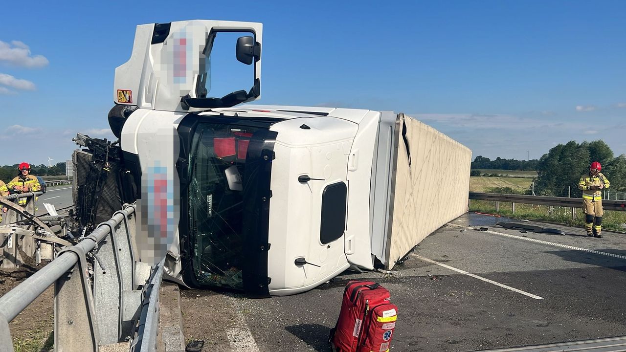 Całkowicie zablokowana. Po wypadku autostrada jest nieprzejezdna