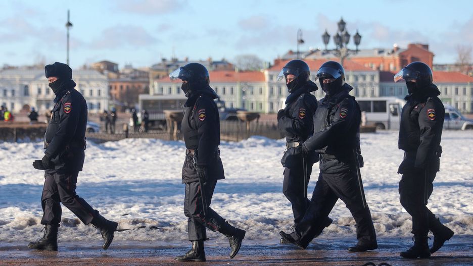SAINT PETERSBURG, RUSSIA - 2022/03/06: Police Officers patrol the street during a demonstration against the Russian military operation in Ukraine. (Photo by Stringer/SOPA Images/LightRocket via Getty Images)