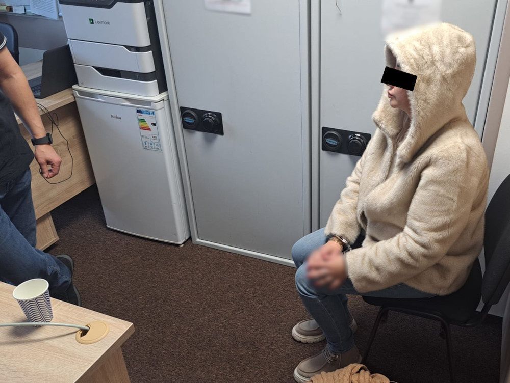 Reklamacje na własne konto" – pracownica firmy kurierskiej wyłudziła 150 tysięcy złotych