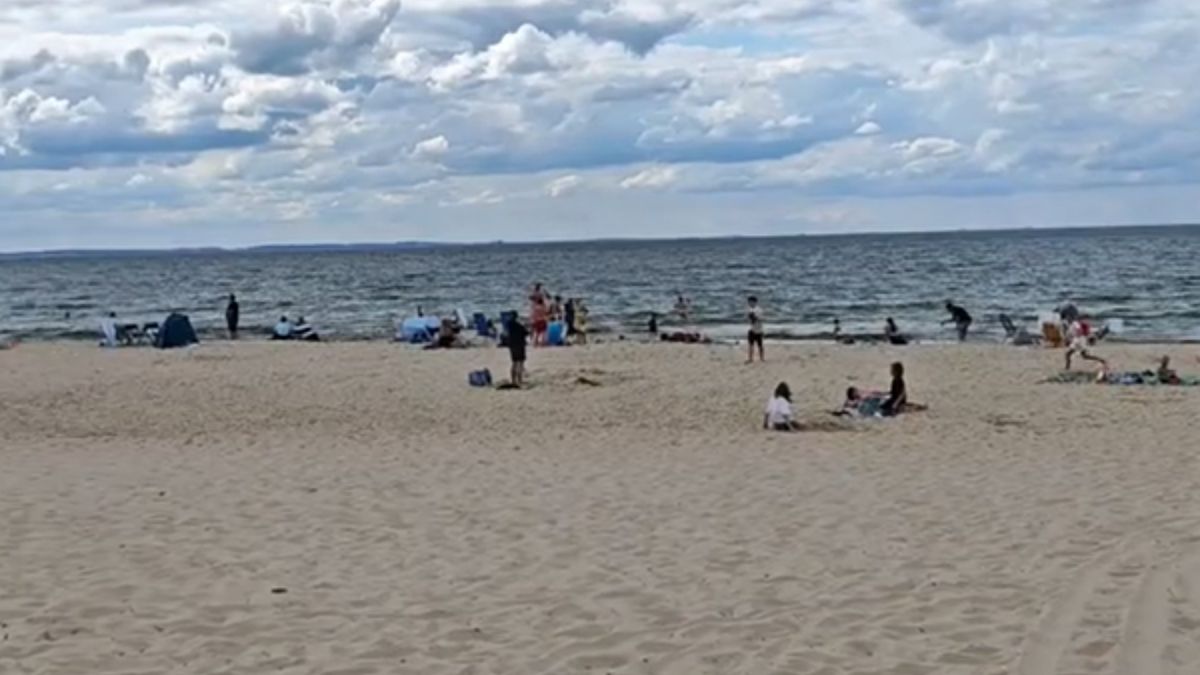 Taki widok na plaży w Międzyzdrojach.