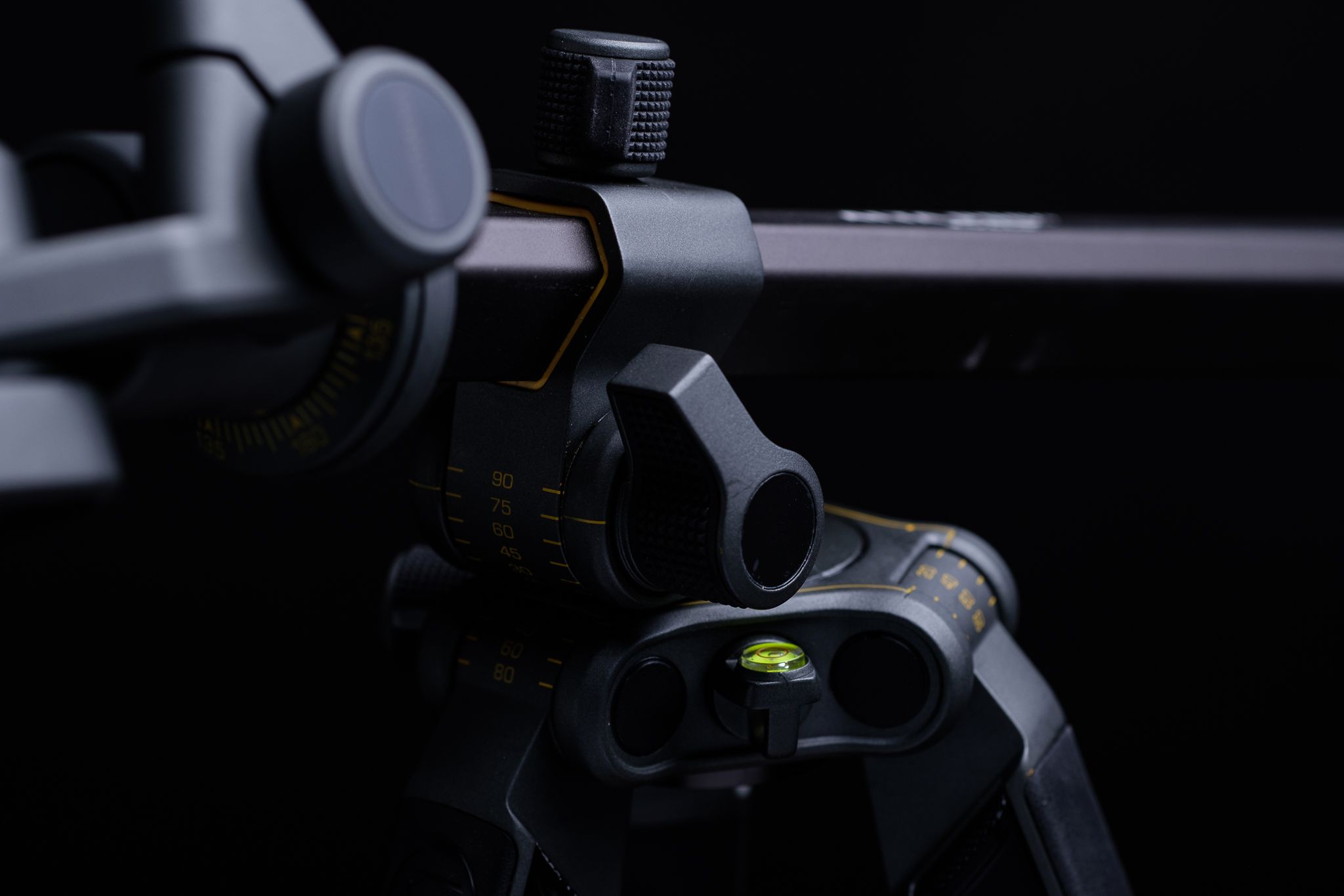 Vanguard Alta Pro 2+ 263AP - mały statyw do studia. Jak się sprawdza? 4
