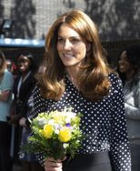 STYLOWE MAMY: Kate Middleton w groszkach i modnych spodniach z Zary