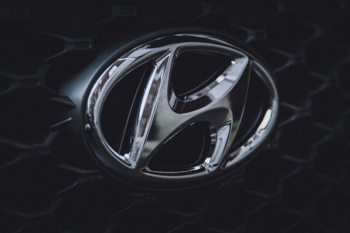 Logo Hyundaia to nie tylko "H". To dwie osoby podające sobie ręce