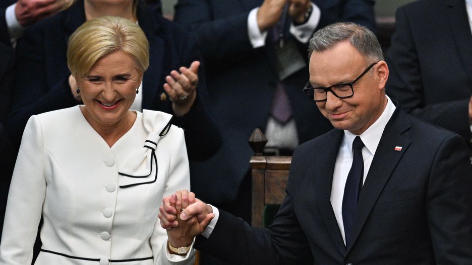 Warszawa, 06.08.2025. Uroczystość zaprzysiężenia Prezydenta RP Karola Nawrockiego przed Zgromadzeniem Narodowym. Ustępujący prezydent Andrzej Duda (P) z żoną Agatą Kornhauser-Dudą (L) na sali posiedzień Sejmu w Warszawie, 6 bm. Karol Nawrocki, dotychczasowy prezes IPN, zostanie zaprzysiężony na Prezydenta Rzeczypospolitej Polskiej. Podczas Zgromadzenia Narodowego następca Andrzeja Dudy złoży przysięgę prezydencką, po której formalnie obejmie urząd głowy państwa. (mr) PAP/Radek Pietruszka