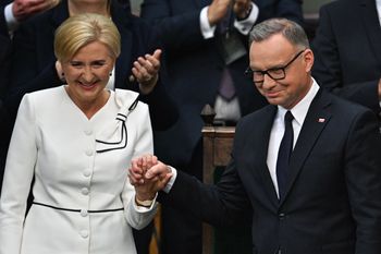 Objęła Dudę w pasie. Ekspertka od razu zwróciła uwagę