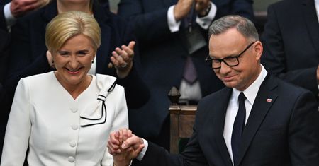 Objęła Dudę w pasie. Ekspertka od razu zwróciła uwagę