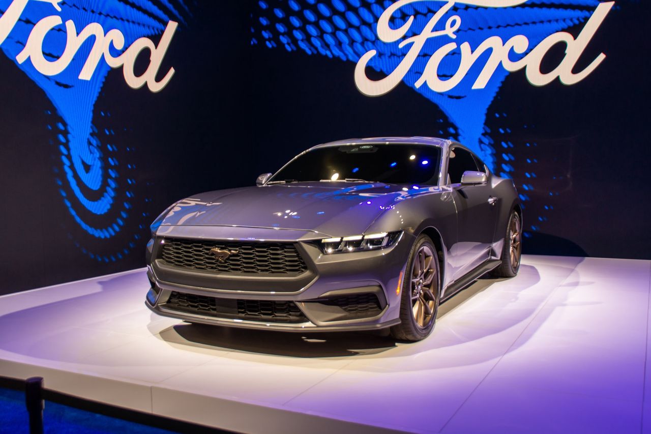 Ford lures rival muscle car fans with $1,000 Mustang discount