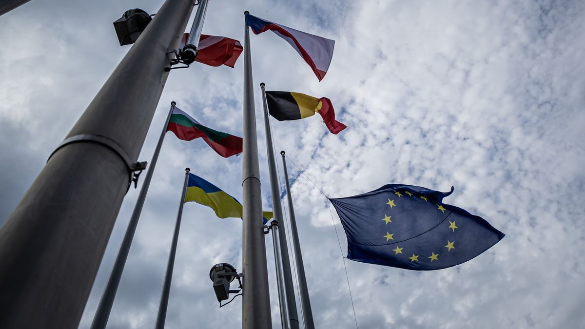 A European Union flag is raised during an EU flag-raising ceremony ahead of the European Parliament session in Strasbourg, France, 15 July 2024. The first plenary session of the new European Parliament takes place from 16 to 19 July 2024. EPA/CHRISTOPHE PETIT TESSON Dostawca: PAP/EPA.