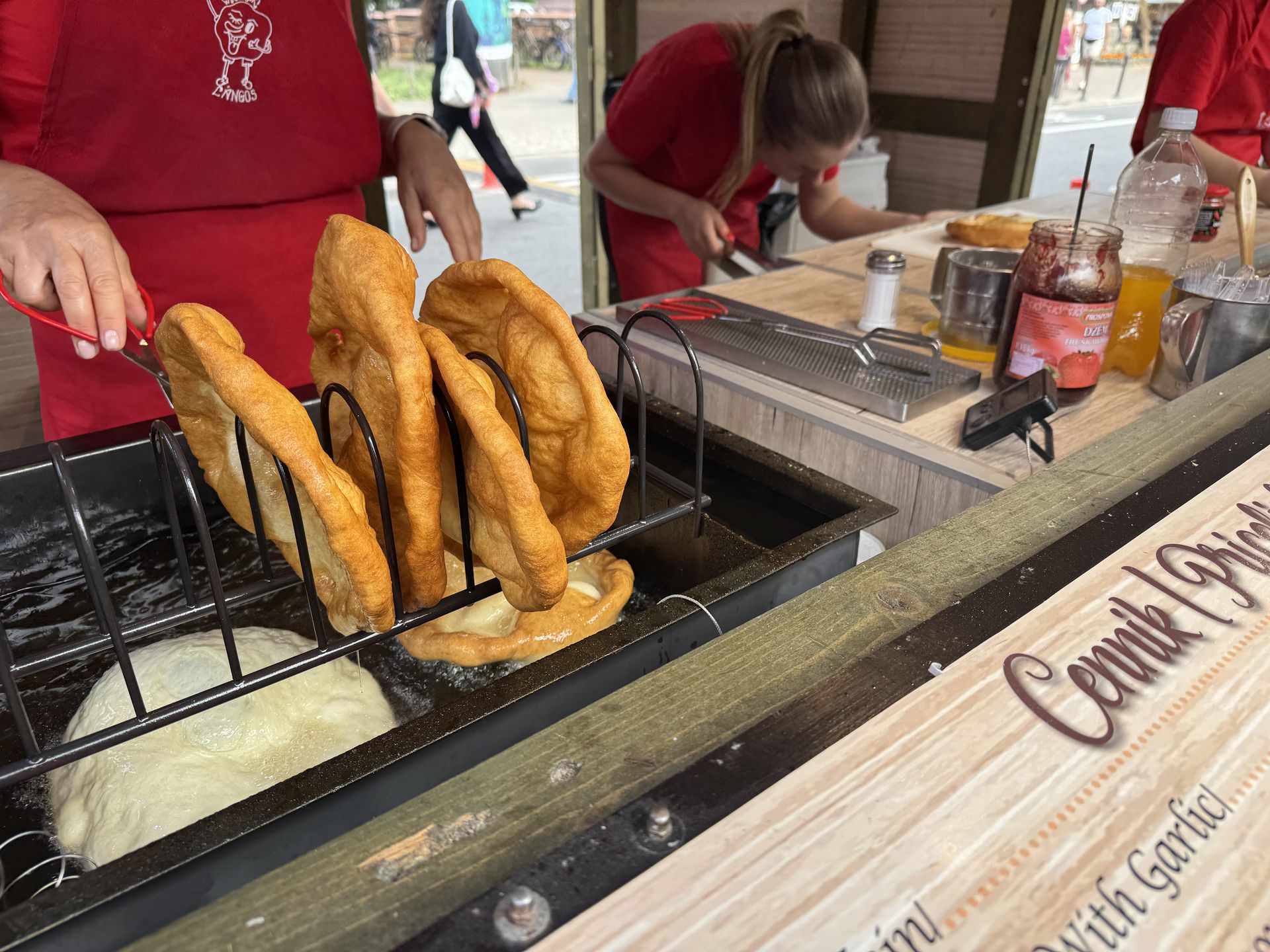 Langosz kosztuje od 20 do 32 zł w zależności od dodatków