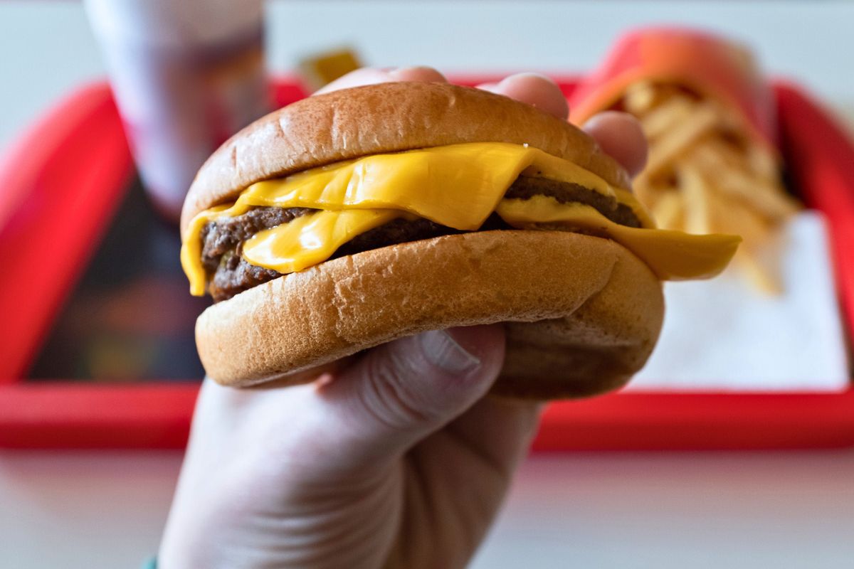 Mężczyzna je burgera