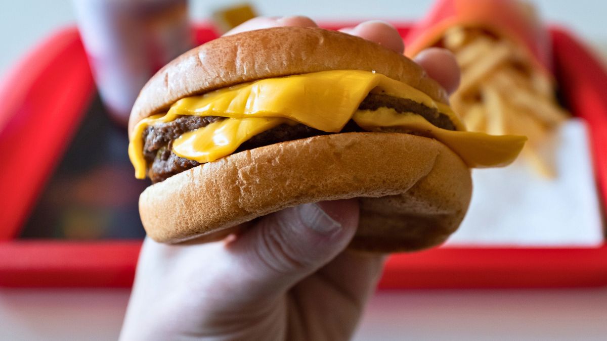 Mężczyzna je burgera