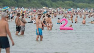 Łeba: Miasto w weekend pękało w szwach. "Nawet kurnik by się sprzedał"