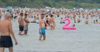 Łeba: Miasto w weekend pękało w szwach. "Nawet kurnik by się sprzedał"