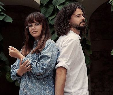 Ewa Farna pozuje z mężem w samej koszuli