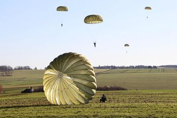 Rajd Spadochronowy 2025 zawita do Białegostoku. Uczestnicy oddadzą skok nad Krywlanami