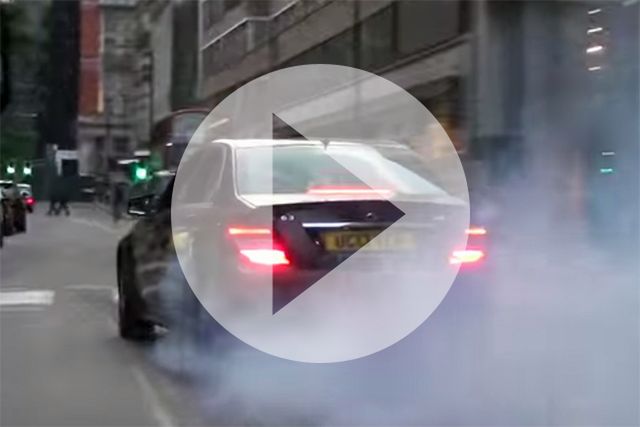 Mercedes C63 AMG - dźwięk silnika i palenie gumy