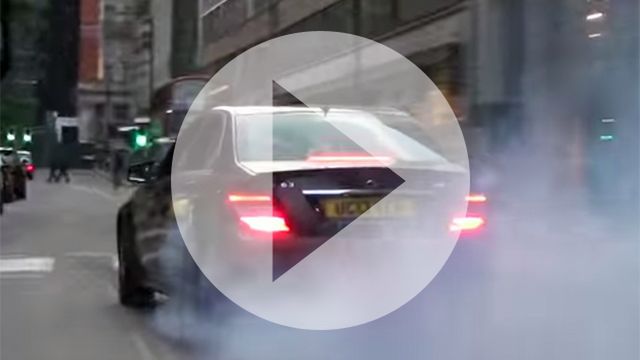 Mercedes C63 AMG - dźwięk silnika i palenie gumy 1