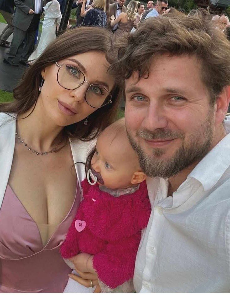 Antoni Królikowski opublikował mnóstwo fotek z ukochaną i córką