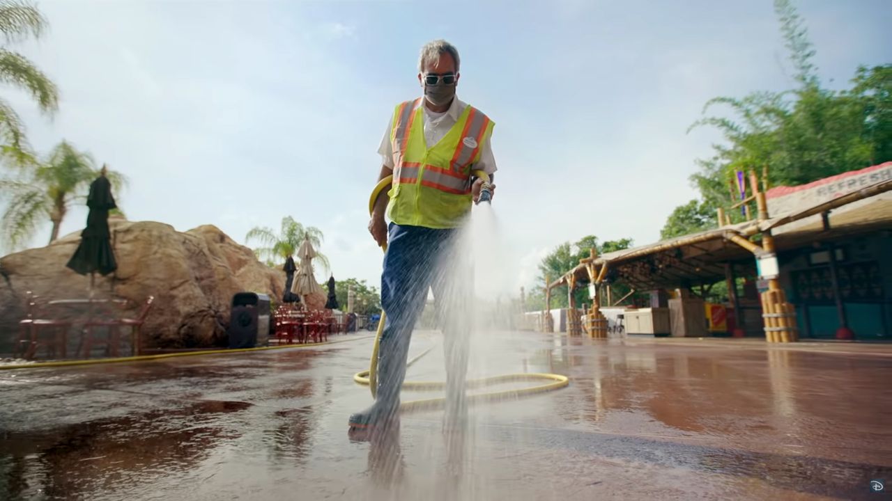 Disneyland promuje swoje otwarcie filmem. Jest naprawdę okropny