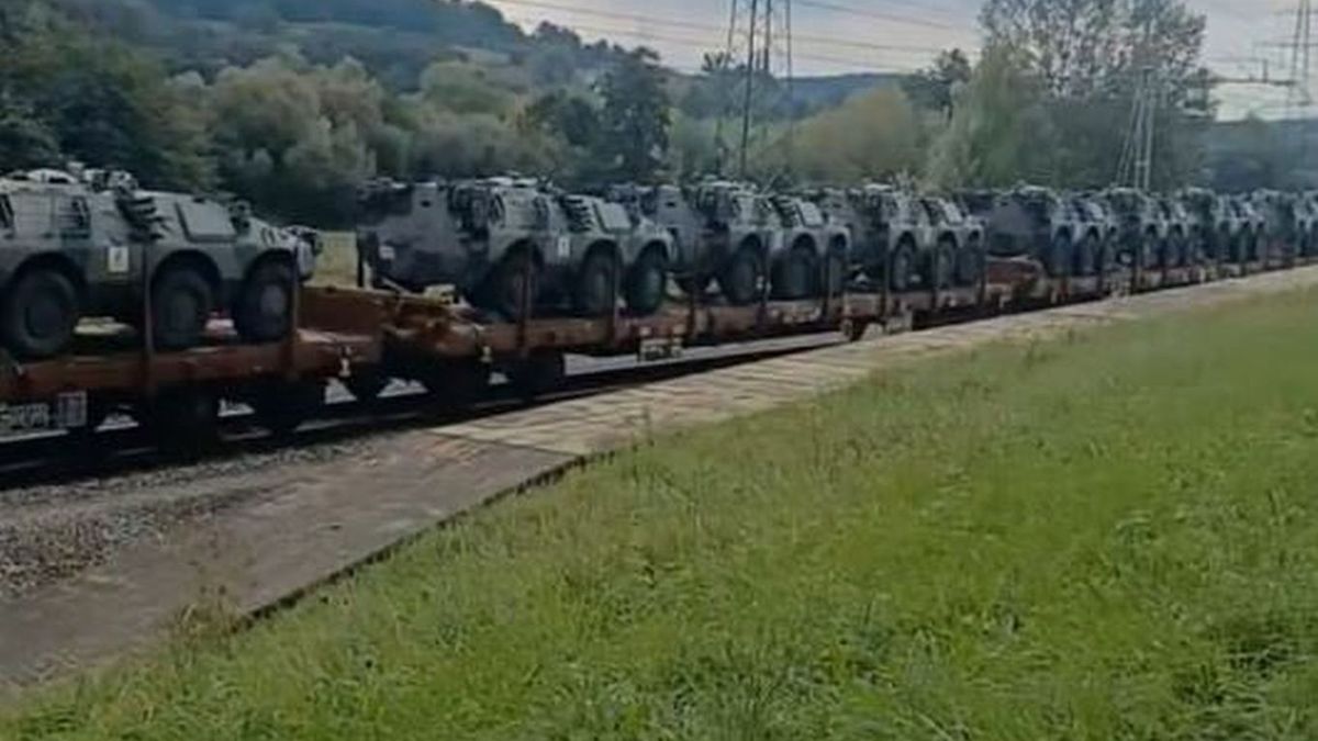 Pociąg pełen transporterów Puma 6x6