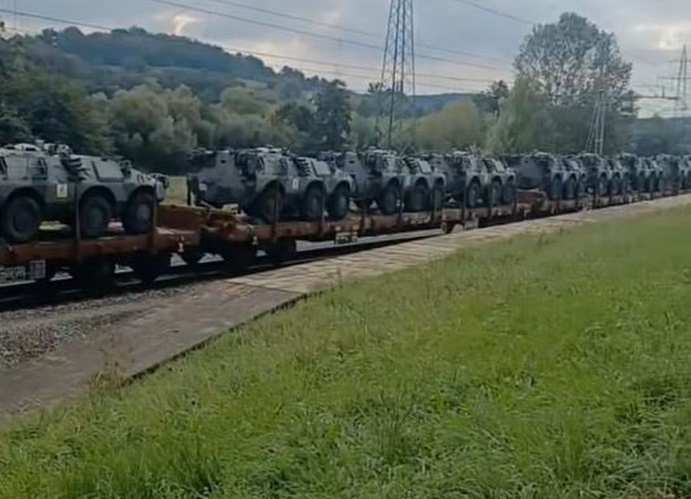 Pociąg wyładowany po brzegi. Sunie z południa w kierunku Ukrainy