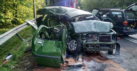 Poważny wypadek z udziałem siedmiu osób. Z samochodów niewiele zostało