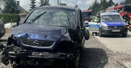 Wypadek koło Radomia. 15-latek za kierownicą, 10-latek pasażerem