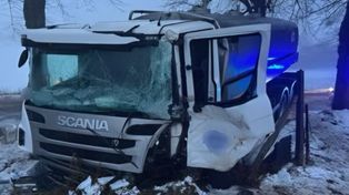 Giżycko: Cysterna uderzyła w drzewo. Kierowca w szpitalu