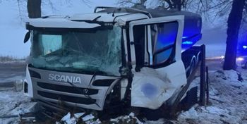 Giżycko: Cysterna uderzyła w drzewo. Kierowca w szpitalu