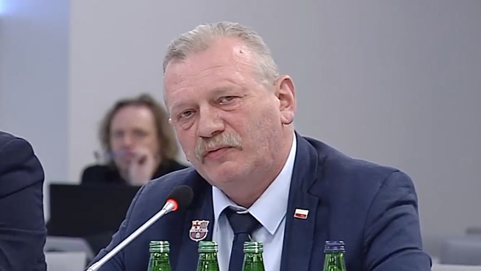 Wójt Sylwiusz Jakubowski to barwna postać. Na jednej z sesji rady gminy Żelazków w powiecie kaliskim opowiadał, jak plany PKP "zrobiły z niego kolejarza", gdy część infrastruktury kolejowej wytyczono w pobliżu jego domu (You Tube)