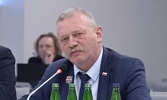 Wójt Żelazkowa znów szokuje. Ruszył z krzesłem na dziennikarzy