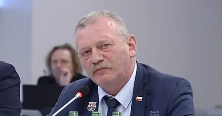 Wójt Żelazkowa znów szokuje. Ruszył z krzesłem na dziennikarzy