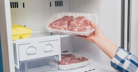 Sąsiadka źle rozmroziła mięso. Wylądowała w szpitalu z zatruciem