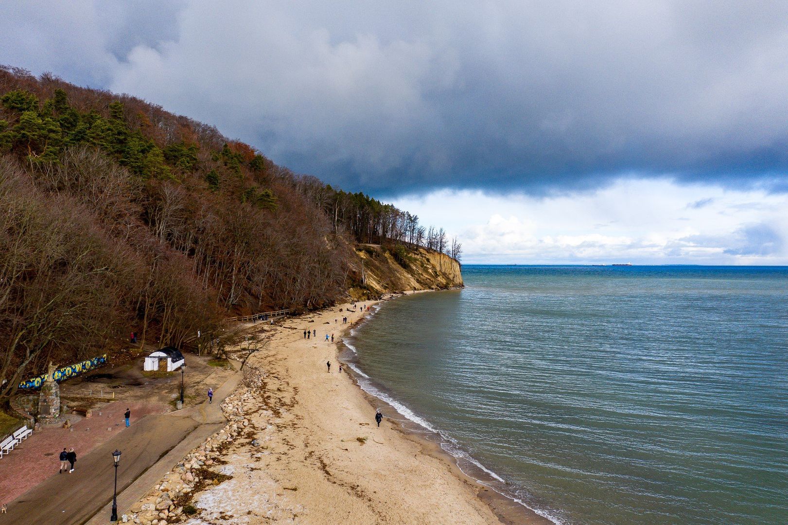 Gdynia Orłowo - Gdynia Orłowo to jedna z najbardziej urokliwych dzielnic Trójmiasta, z molo (drewniane, białe, długie na 180 m oferuje ładne widoki na Klif Orłowski, a także molo w Sopocie oraz żurawie Gdańska), urokliwymi domkami i przedwojennymi willami w otulinie lasów. Na końcu spokojnej, orłowskiej plaży wznosi się imponujący Klif Orłowski, często określany także Orlą Głową, Klifem w Redłowie czy Cyplem Orłowskim - podaje magazyn Travelist.