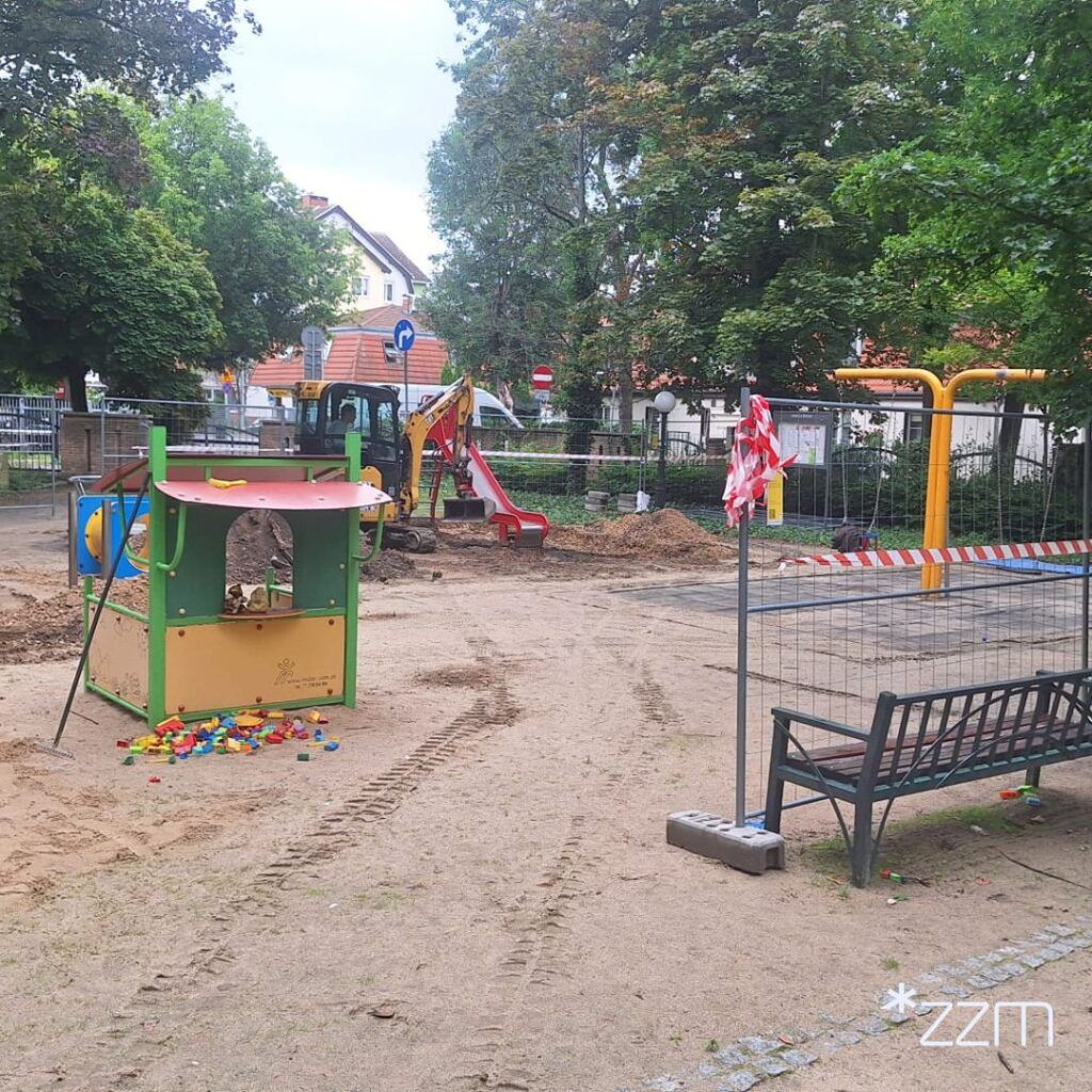 Poznań: Na plac zabaw wjechały prawdziwe koparki. Zamknięto teren dla dzieci u zbiegu ul. św. Rocha i Serafitek