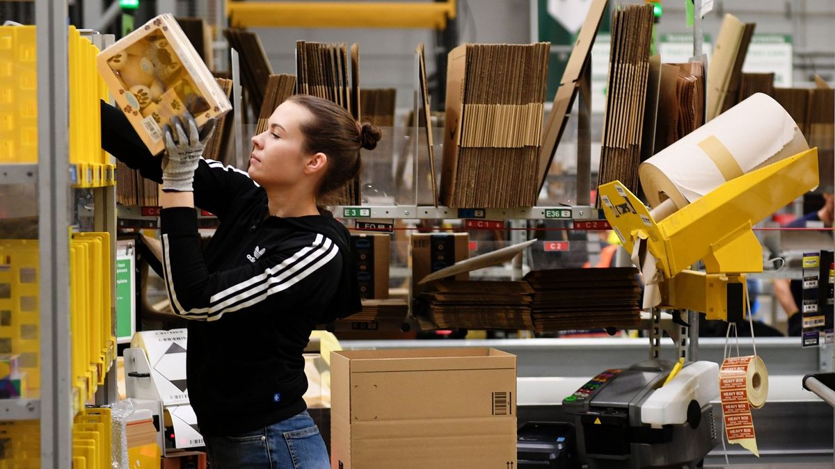 Niedawno pracowali w gastronomii albo mieli własną firmę. Dziś noszą paczki w Amazonie