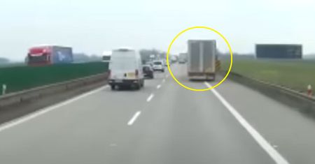 Chwile grozy na A4. Wypadek ciężarówki nagrała kamera