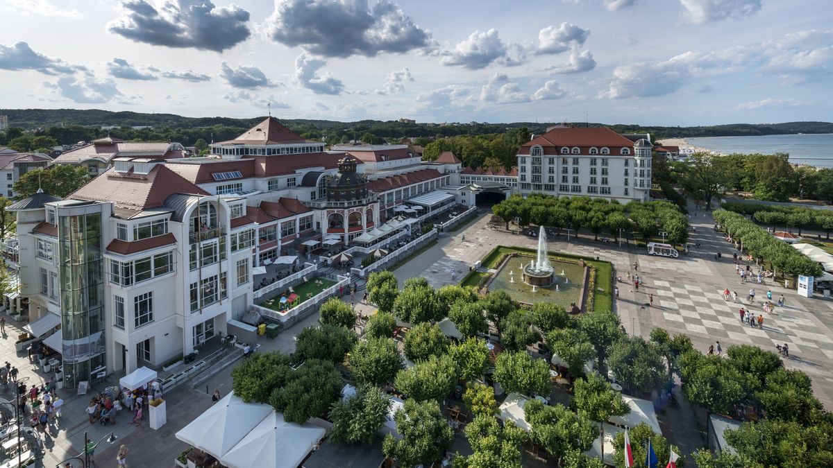 Polacy chętnie w wakacje odwiedzają miejscowości nadmorskie.