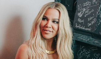 Khloe Kardashian w BIKINI napina umięśniony brzuch i wydyma usta, chwaląc się formą życia (ZDJĘCIA)