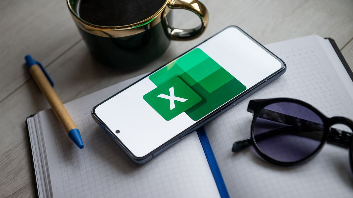 POLAND - 2024/01/31: In this photo illustration a Microsoft Excel logo seen displayed on a smartphone. (Photo Illustration by Mateusz Slodkowski/SOPA Images/LightRocket via Getty Images)