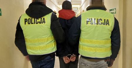 Pobicie na przystanku autobusowym. Napastnicy użyli do tego celu młotka. Ofiara z ciężkimi obrażeniami głowy trafiła do szpitala