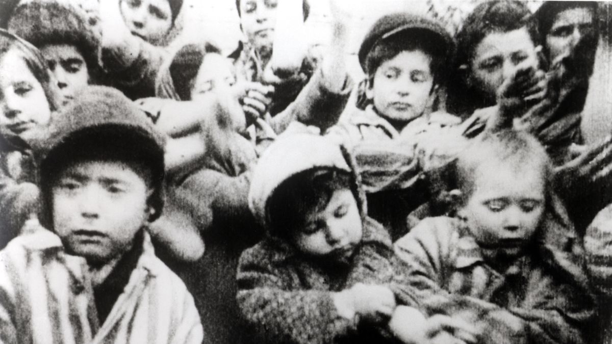 Dzieci, które przeżyły pobyt w Auschwitz, zdjęcie z lutego 1945 roku