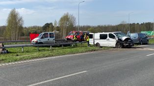 Lubuskie: Mercedes uderzył w pojazd obsługi na A2