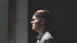 Anatomia upadku włosa. Od miniaturyzacji do terapii genowej