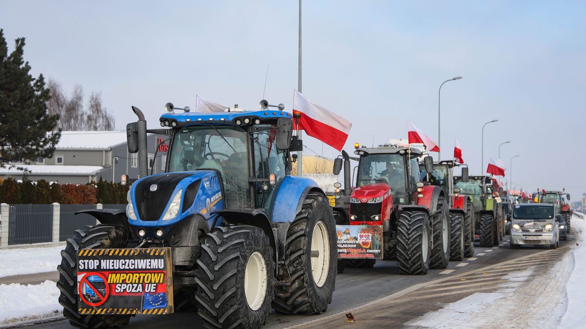 Sękocin Stary, 09.01.2026. Uczestnicy protestu producentów żywności w Sękocinie Starym k. Warszawy, 9 bm. Rolnicy z całego kraju protestują przeciwko umowie UE?Mercosur oraz przeciwko obecnej polityce rządu wobec wsi i rolnictwa. (amb) PAP/Rafał Guz