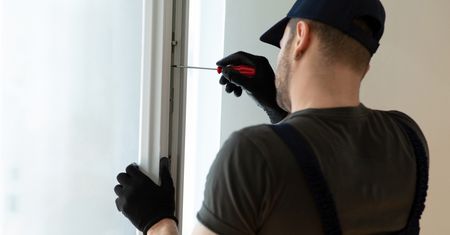 "Naprawiał" okna płynem do mycia naczyń. Inkasował po tysiąc złotych