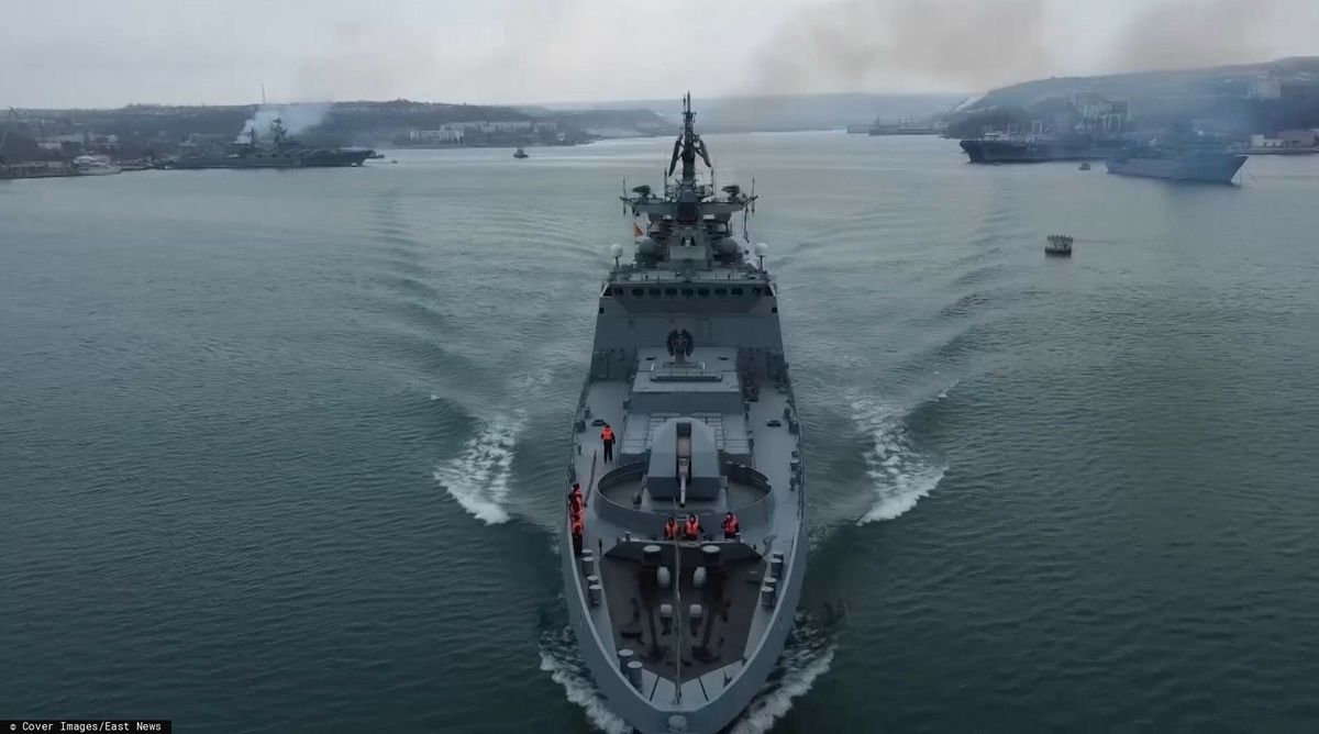 Jeden z okrętów rosyjskiej Floty Czarnomorskiej, które opuściły bazy morskie w Sewastopolu i Noworosyjsku na ćwiczenia na wodach Morza Czarnego w 2022 roku