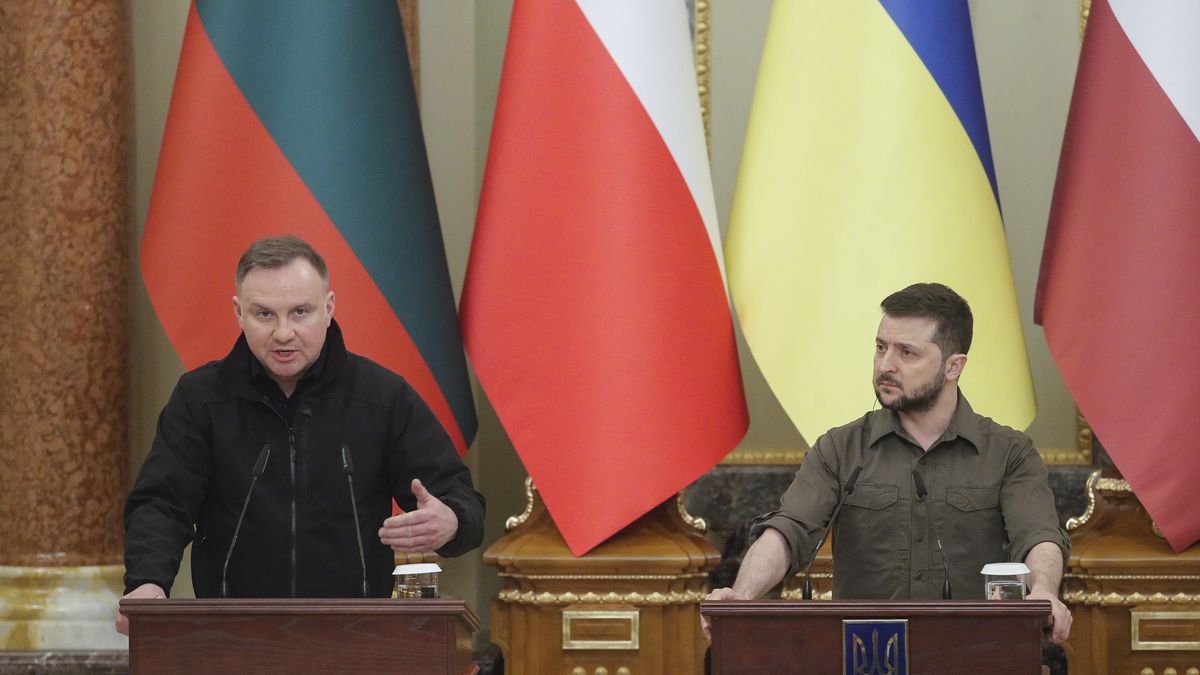 Polish President Andrzej Duda (L) and Ukrainian President Volodymyr Zelensky (R) attend a press conference during their meeting in Kyiv, Ukraine, 13 April 2022. Presidents of Poland, Lithuania, Latvia, and Estonia arrived in Ukraine to meet with top officials and express their support for Ukraine amid the Russian invasion. EPA/SERGEY DOLZHENKO Dostawca: PAP/EPA.